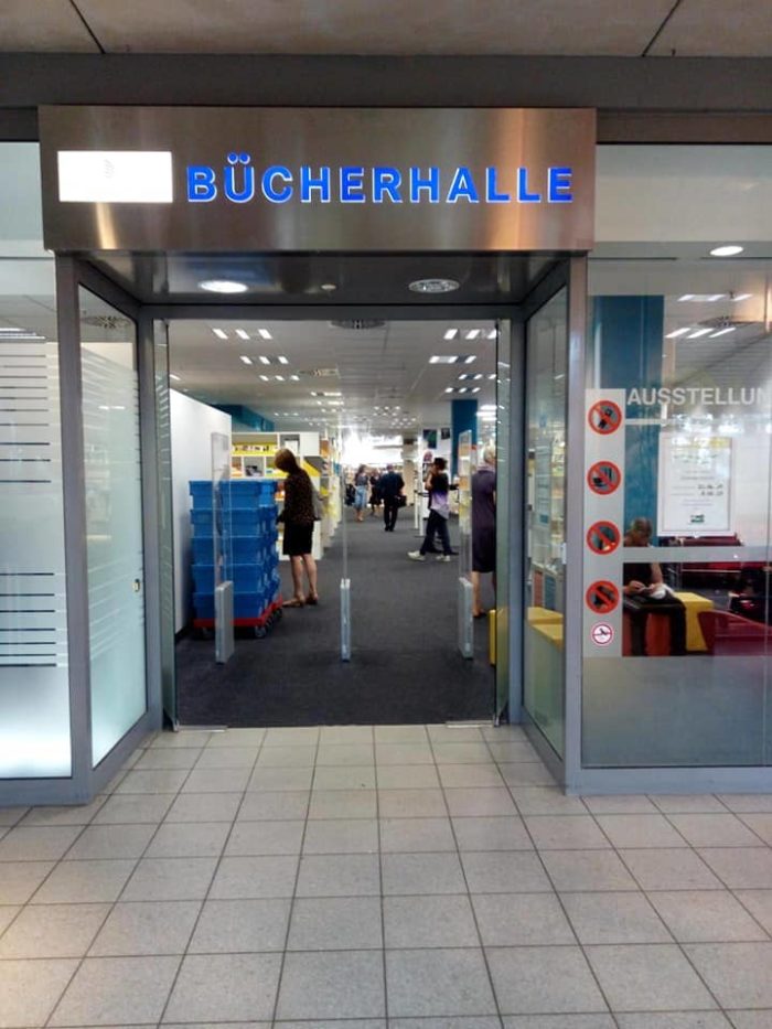 Eingang zu einer Bücherhalle in Hamburg