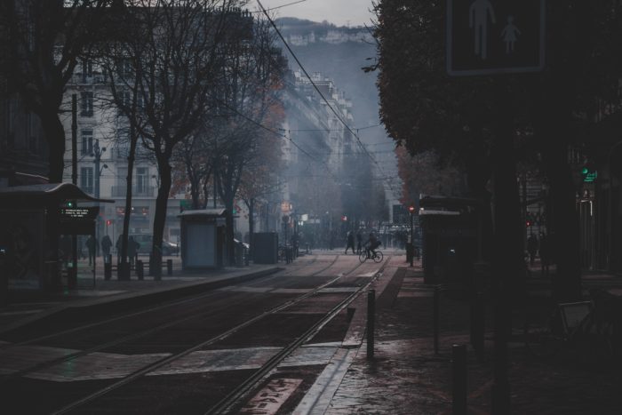 Stadt mit Straßenbahn-Schienen